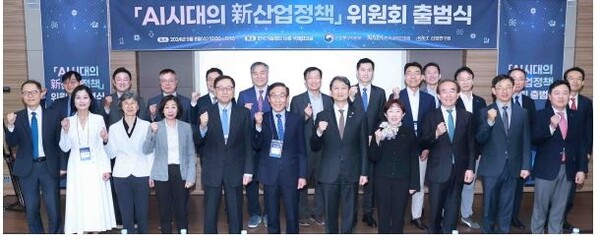 8일 오전 안덕근 산업부 장관, 김기남 공학한림원 회장, 국내 기업‧학계‧관계기관 등의 AI 분야 전문가들이 'AI 시대의 新산업정책' 위원회 출범식을 가졌다. 사진=산업통상자원부