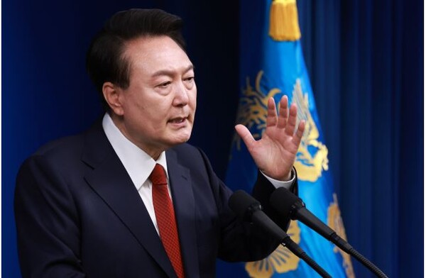 윤대통령이 9일 취임2주년 기자회견에서 저출생 문제  해소와 민생회복에 대한 의지를 강조하고 있다. 사진=연합뉴스