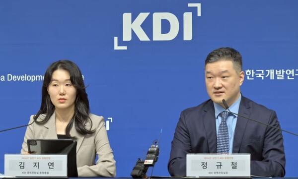 정규철(오른쪽) 한국개발연구원(KDI) 경제전망실장과 김지연 KDI 경제전망실 동향총괄이 정부세종청사에서 16일 '2024년 상반기 KDI 경제전망' 브리핑을 진행 중이다. 사진=KDI제공