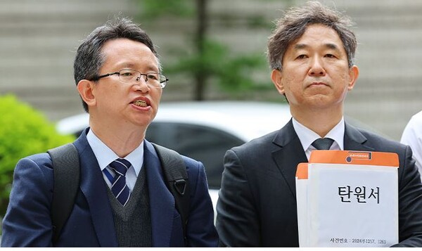 부산대의대 오세옥 교수협의회장(왼쪽)과 전국의과대학교수협의회 김종일 교육부회장이 지난 20일 오후 서울 서초구 서울고등법원 앞에서 의대증원 관련 탄원서 접수 기자회견을 하고 있다. 사진=연합뉴스