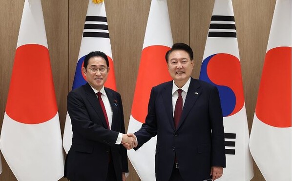 윤석열 대통령이 26일 서울 용산 대통령실에서 열린 한일 정상회담에서 기시다 후미오 일본 총리와 악수하고 있다. 사진=대통령실 제공