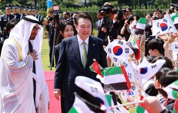 윤 대통령과 무함마드 빈 자예드 알 나흐얀 UAE대통령이 29일 서울 용산 대통령실 잔디마당에서 열린 국빈 방한 공식 환영식에서 양국 국기를 들고 맞이하는 어린이환영단에 화답하고 있다. 사진=대통령실통신사진기자단
