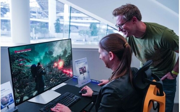 삼성전자 모델이 2024년형 오디세이 OLED G8으로 출시 예정 신작인 '워해머 40000: 스페이스 마린 2'를 세계 최초로 체험해 보고 있다. 사진=삼성전자