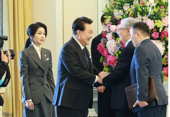 윤석열 대통령과 김건희 여사가 12일 오전(현지시각) 카자흐스탄 아스타나 대통령궁에서 열린 공식환영식에서 카심-조마르트 토카예프 카자흐스탄 대통령과 반갑게 인사하고 있다. 사진=연합뉴스
