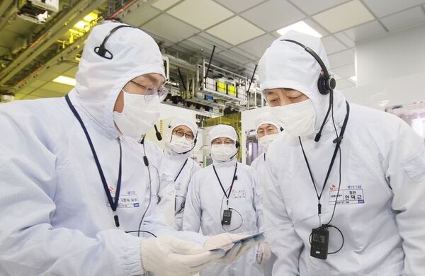 안덕근(오른쪽) 산업통상자원부 장관이 11일 경기 SK하이닉스 이천사업장을 방문해 반도체 생산라인을 둘러보고 있다. 사진=산업통상자원부