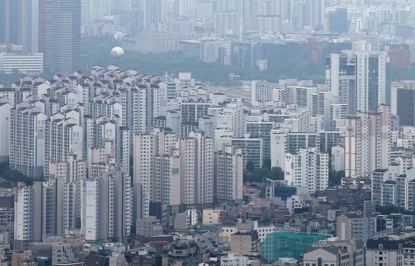 서울아파트값이 심하게 꿈틀대고 있다. 지난 9일 서울 중구 남산에서 바라본 아파트 단지의 모습. 사진=뉴스1