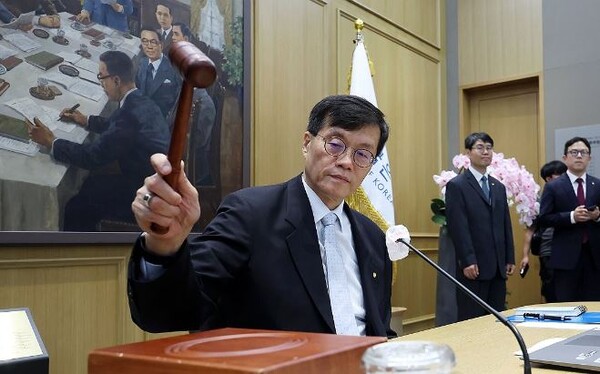 이창용 한국은행 총재가 금융통화위원회에서 의사봉을 두드리고 있다. 사진=공동취재단