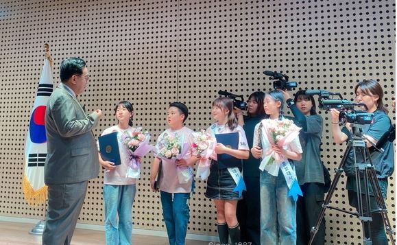 정훈 학교안전공제중앙회 이사장이 어린이 홍보대사로 위촉된 학생들과 이야기를 나누고 있다. 사진=학교안전공제중앙회