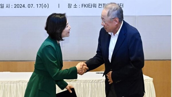 오영주 중소벤처기업부 장관(왼쪽)과 류진 한국경제인협회장이 ‘중소벤처기업부-한국경제인협회 업무협약식’에서 악수하고 있다. 사진=중기부