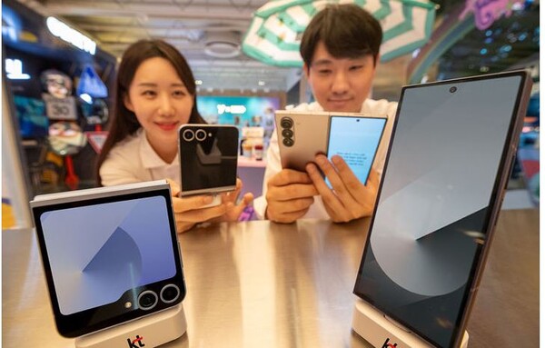 KT가 19일부터 전국 KT 매장 및 공식 온라인몰 KT닷컴에서 삼성전자 ‘갤럭시 Z 폴드·플립6’ 사전 개통을 시작했다. 사진=KT
