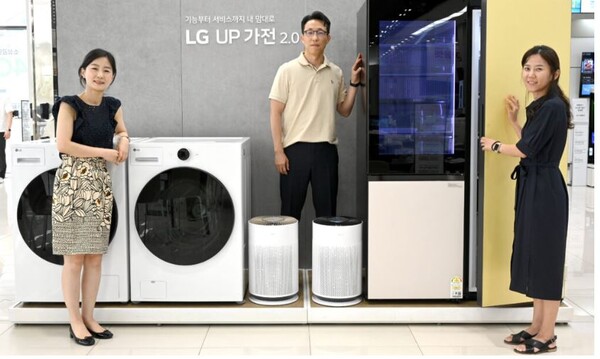 작년 7월 LG 'UP가전2.0' 출시 주역 3인방. 왼쪽부터 박정은 팀장, 유영철 팀장, 김하윤 팀장. 사진=LG전자