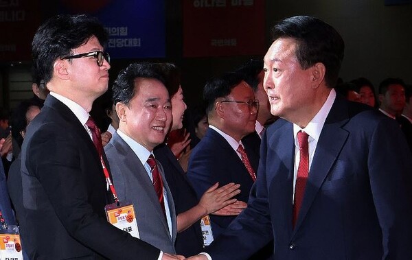 윤석열 대통령이 23일 오후 경기도 고양시 킨텍스에서 열린 국민의힘 제4차 전당대회에 입장하며 한동훈 당대표 후보와 인사하고 있다. 사진=대통령실통신사진기자단