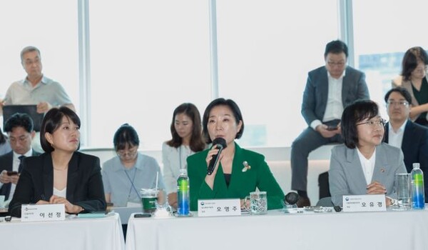 이선정 CJ올리브영 대표, 오영주 중소벤처기업부 장관, 오유경 식품의약품안전처장(왼쪽부터)이 24일 서울 용산 CJ올리브영 본사에서 'K-뷰티 중소·벤처기업 글로벌 경쟁력 강화 방안'을 공동 발표하고 있다. 사진=중소벤처기업부