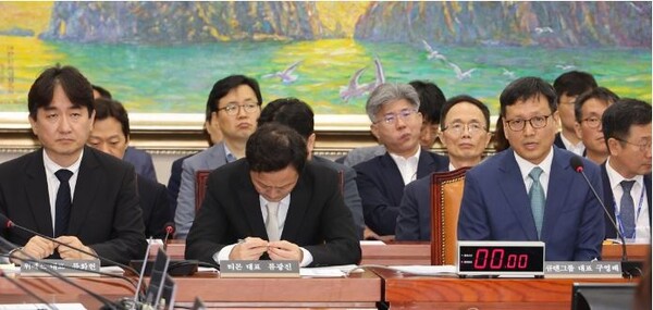 30일 오전 서울 여의도 국회 정무위원회에서 열린 '티몬·위메프 정산 및 환불 지연 사태' 관련 긴급 현안질의에서 구영배 큐텐그룹 대표가 질의에 답하고 있다. 왼쪽부터 류화현 위메프 대표, 류광진 티몬 대표, 구영배 큐텐그룹 대표. 사진=연합뉴스