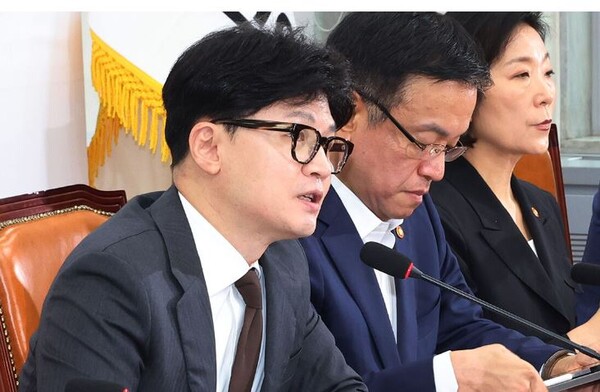 국민의힘 한동훈 대표가 더불어민주당을 향해 금융투자소득세 폐지 문제를 다루기 위한 여야 지도부 간 토론에 응하라고 거듭 압박했다. 사진은 당정협의회 장면.