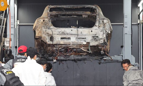 8일 중국산 파라시스 배터리가 탑재된 벤츠가 화제로 전소돼 관계자들이 2차 합동 감식을 하고 있다. 사진=연합뉴스