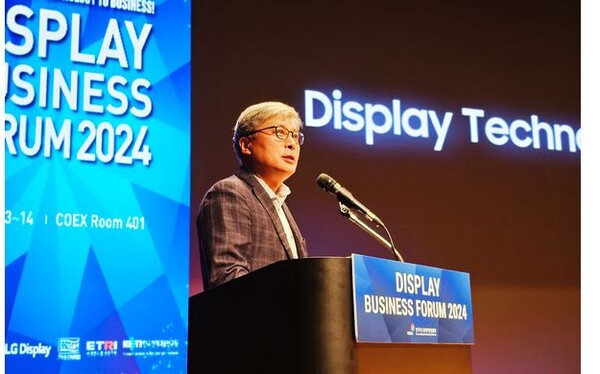 이창희 삼성디스플레이 부사장이 13일 오전 서울 강남구 코엑스에서 열린 '디스플레이 비즈니스 포럼'에서 'AI 시대를 위한 디스플레이 기술'을 주제로 강연하고 있다. 사진=삼성디스플레이