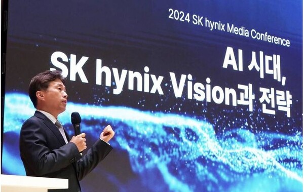 SK하이닉스 곽노정 대표이사 사장이 2일 이천 본사에서 ‘AI시대, SK하이닉스 비전과 전략’을 주제로 기자 간담회를 진행하고 있다. 사진= SK하이닉스