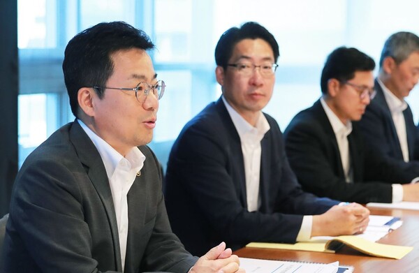 박성택 산업통상자원부 1차관(왼쪽)이 14일 서울 강남구에 있는 퓨리오사AI에서 '인공지능(AI) 반도체 기업 간담회'를 주재하고 있다. 사진=산업통상자원부