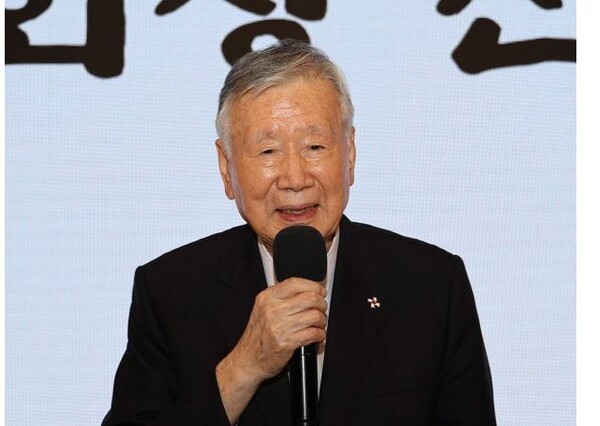 이중근 부영그룹 회장이 지난달 27일 서울 마포구 케이터틀에서 열린 제19대 대한노인회 중앙회장 선거에서 회장직에 당선돼 소감을 밝히고 있다. 사진=부영그룹
