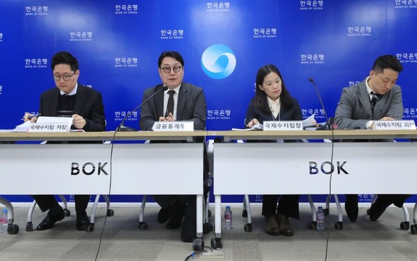 6일 오전 서울 중구 한국은행에서 열린 국제수지 설명회. 왼쪽부터 안용비 국제수지팀 과장, 송재창 금융통계부장, 문혜정 국제수지팀장, 이영우 국제수지팀 과장. 사진=한국은행