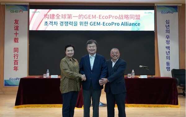 이동채 전 에코프로 회장(사진 가운데)이 쉬카이화 GEM 회장(오른쪽), 왕민 GEM 부회장(왼쪽)과 에코프로 본사에서 초격차 경쟁력을 위한 협력 방안을 논의했다. 사진=에코프로