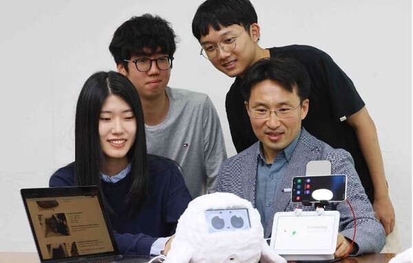 KAIST 스마트스피커 연구팀. 아래 우측이 이의진교수. 사진=KAIST