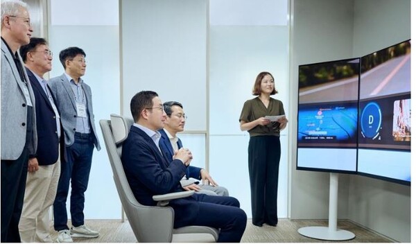 지난 25일 사장단 워크숍에 참석한 구광모 LG그룹 회장을 비롯한 LG 최고경영진이 미래 모빌리티 AI 경험 공간을 체험하고 있다. 사진=LG그룹