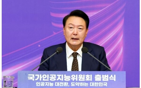 윤석열 대통령이 26일 "대한민국이 AI(인공지능) 분야에서 세계 3대 강국으로 도약한다는 원대한 비전과 함께 이를 이루어 나가기 위한 국가 총력전을 선포했다. 사진=대통령실통신사진기자단