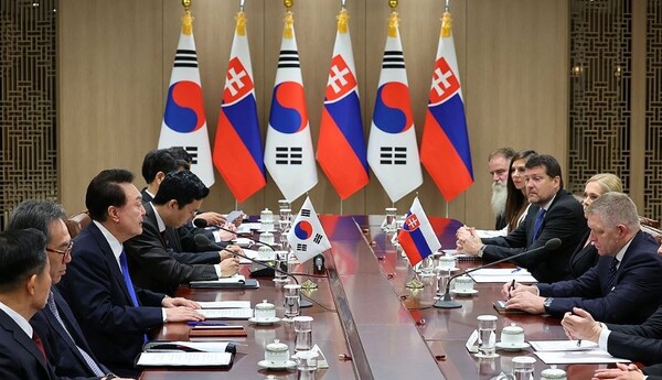 윤석열 대통령과 로베르트 피초 슬로바키아 총리가 30일 서울 용산 대통령실 청사에서 한·슬로바키아 확대 회담을 하고 있다. 사진=대통령실통신사진기자단