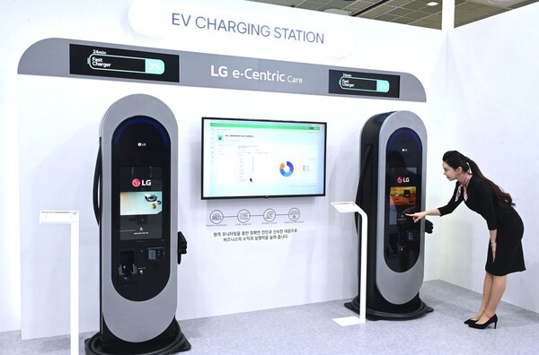 LG전자의 200kW 급속 충전기와 실시간으로 전력량 등을 확인할 수 있는 클라우드 기반의 관제 솔루션 ‘이센트릭(e-Centric)’. 사진=LG전자