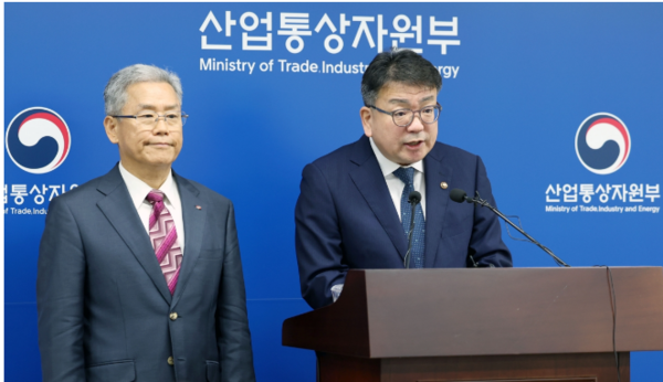 최남호 산업부 2차관이 전기요금 인상 배경을 설명하고 있다. 왼쪽은 김동철 한전 사장.