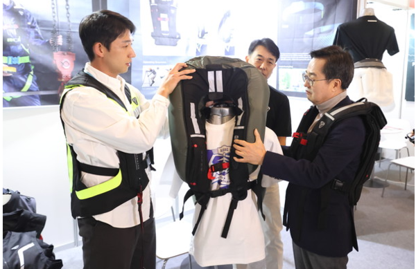 김동연 경기도 지사가 박람회 현장에서 경기도기업이 출품한 재품설명을 듣고 있다. 사진=경기도