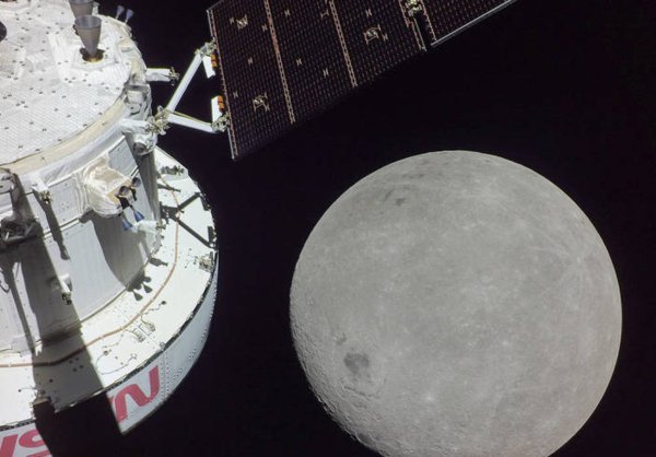 아르테미스 1호에 실려 달로 향한 '오리온' 탐사선이 촬영한 달의 뒷면. 사진=NASA