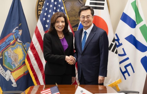 김동연 지사-캐시 호컬 뉴욕주지사가 회담 후 악수하고 있다. 사진=깅기도