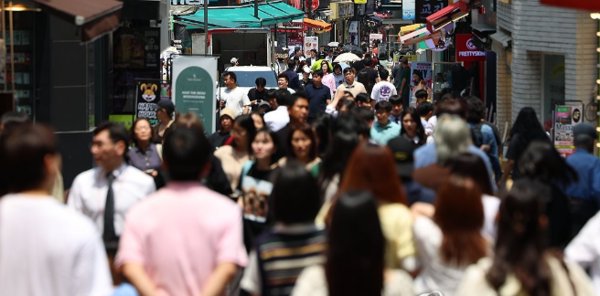 저출산 고령화로 인한 생산성 저하로 우리나라 잠재성장률이 2년째 제자리걸음을 한 것으로 나타났다. 사진은 서울 명동거리. 사진=연합뉴스