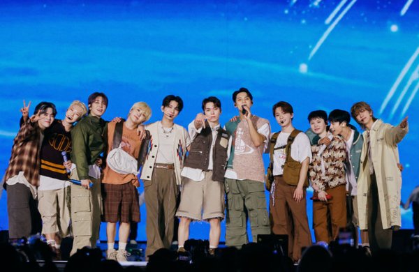 세븐틴이 13일 경기 고양 고양종합운동장 주경기장에서 '세븐틴 '라이트 히어' 월드투어(SEVENTEEN [RIGHT HERE] WORLD TOUR)'를 펼치고 있다. 사진=플레디스엔터테인먼트