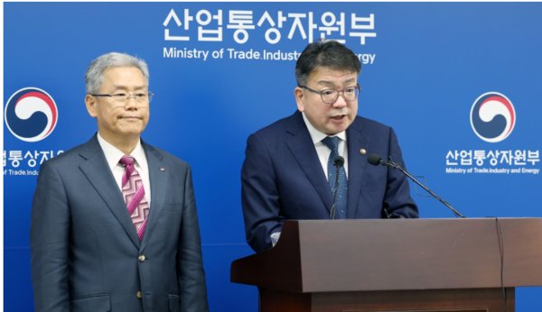 최남호 산업부 2차관이 전기요금 인상 배경을 설명하고 있다. 왼쪽은 김동철 한전 사장.
