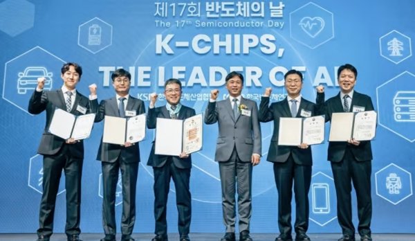 제17회 반도체의 날에 산업훈장과 포상을 받은 SK하이닉스의 임직원들. 왼쪽부터 이진희(HBM 수율개선), 방유봉(장비통합기술) 팀장, 최준기 부사장(이천FAB 담당), 곽노정 사장, 정춘석(Leading HBM Design), 양명훈(Mobile검증) 팀장. 사진=SK하이닉스