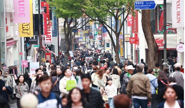 지난달 소비가 줄었다. 경제성장률 둔화와 맥을 같이한다. 사진은 명동거리. 사진=연합뉴스