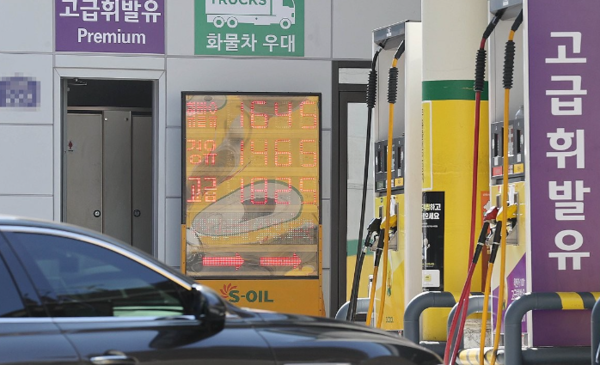 석유류 가격이 안정세를 보이며 10월 소비자물가 상승률이 1.3%가 낮아졌다. 사진=연합뉴스