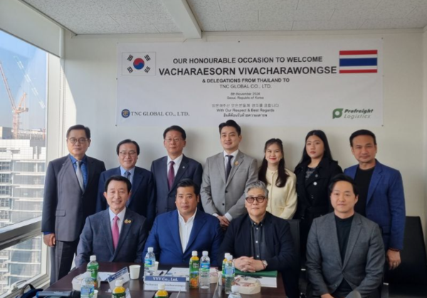 와차레손 왕자 일행과 TNC글로벌 관계자들이 단체로 기념촬영을 했다. 사진=TNC글로벌