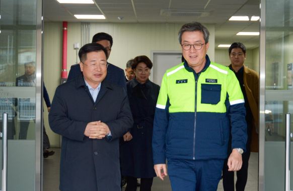 지난 1월 배터리 양극재 업체 포스코퓨처엠 공장을 둘러보고 있는 강경성 당시 산업부 1차관. 사진=포스코퓨처엠