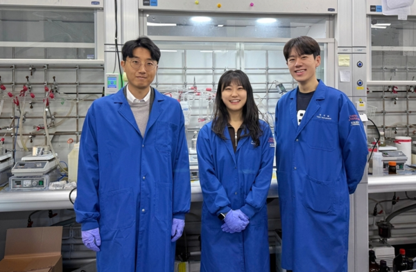 비납계 청색 발광소재를 개발한 KAIST 연구진. 왼쪽부터 조힘찬 신소재공학과 교수, 하재영 박사과정, 연성범 석박사통합과정. 사진=KAIST