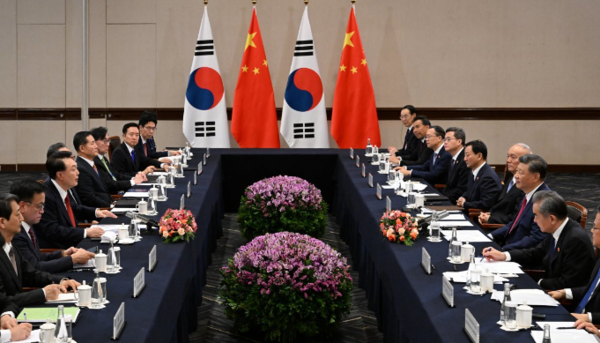 아시아태평양경제협력체(APEC) 정상회의 참석차 페루를 방문한 윤석열 대통령이 15일(현지시간) 리마 델피네스 호텔에서 시진핑 중국 국가주석과 정상회담하고 있다. 사진=공동취재