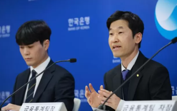 김민수 한국은행 경제통계국 금융통계팀장(오른쪽)이 19일 오전 서울 중구 한국은행에서 2024년 3/4분기 가계신용(잠정)의 주요 특징을 설명하고 있다. 사진=한국은행