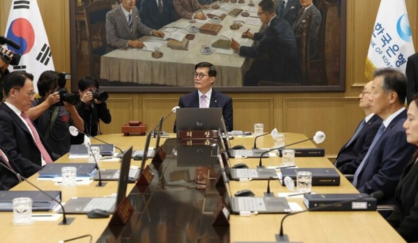 이창용 한국은행 총재가 지난달 11일 금융통화위원회를 주재하고 있다. 사진=공동취재