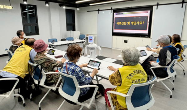 서울시립 도봉노인종합복지관이 치매 위험 어르신 대상 로봇과 개인별 테블릿PC를 연결한 두뇌향상 콘텐츠를 제공해 호응을 얻고 있다. 사진=도봉노인복지관