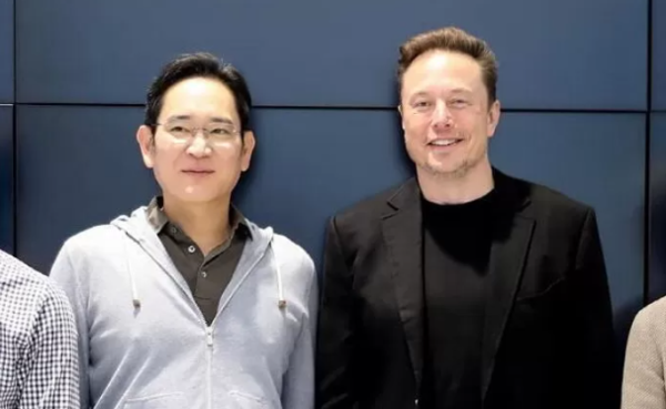 일론 머스크 테슬라CEO(오른쪽)와 나란히 선 이재용 회장. 사진=삼성전자