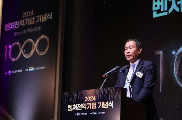 성상엽 벤처기업협회 회장이 26일 서울 엘타워 오르체홀에서 개최된 '벤처천억기업' 성과 축하 기념식에서 인사말을 하고 있다. 사진=벤처기업협회